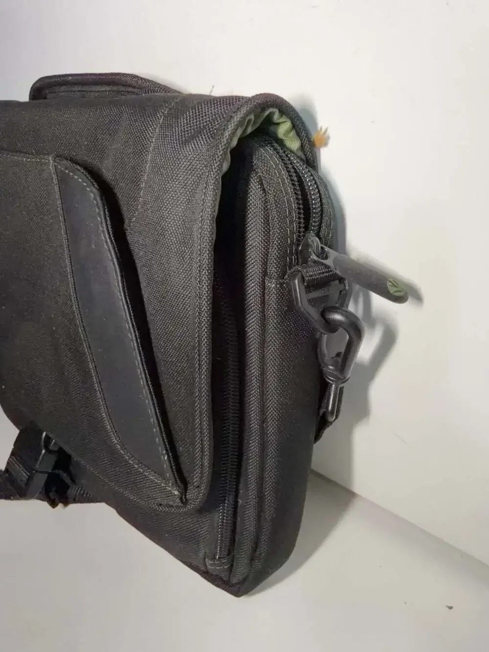 Targus Spruce Mini Messenger Tablet and Netbook Bag